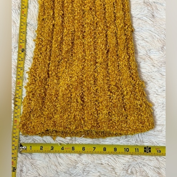 Yellow knit scarf - Picture 5 of 9